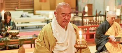 僧侶が法要を行う様子